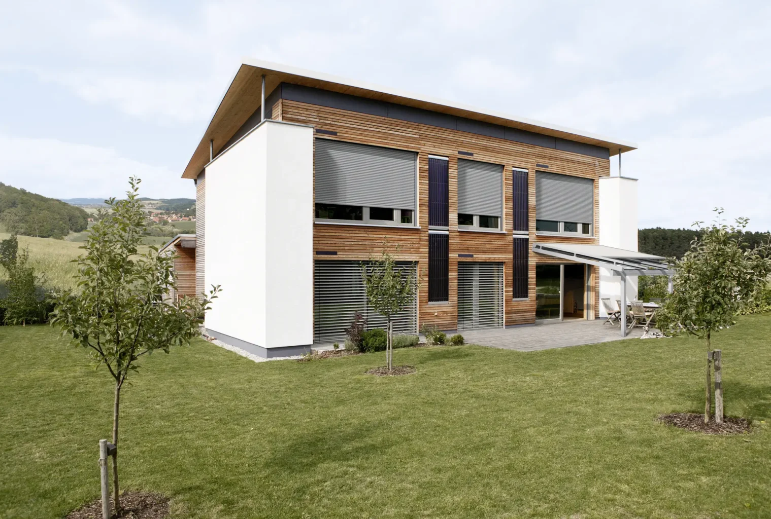 Modernes Einfamilienhaus mit Holzverkleidung und großem Garten